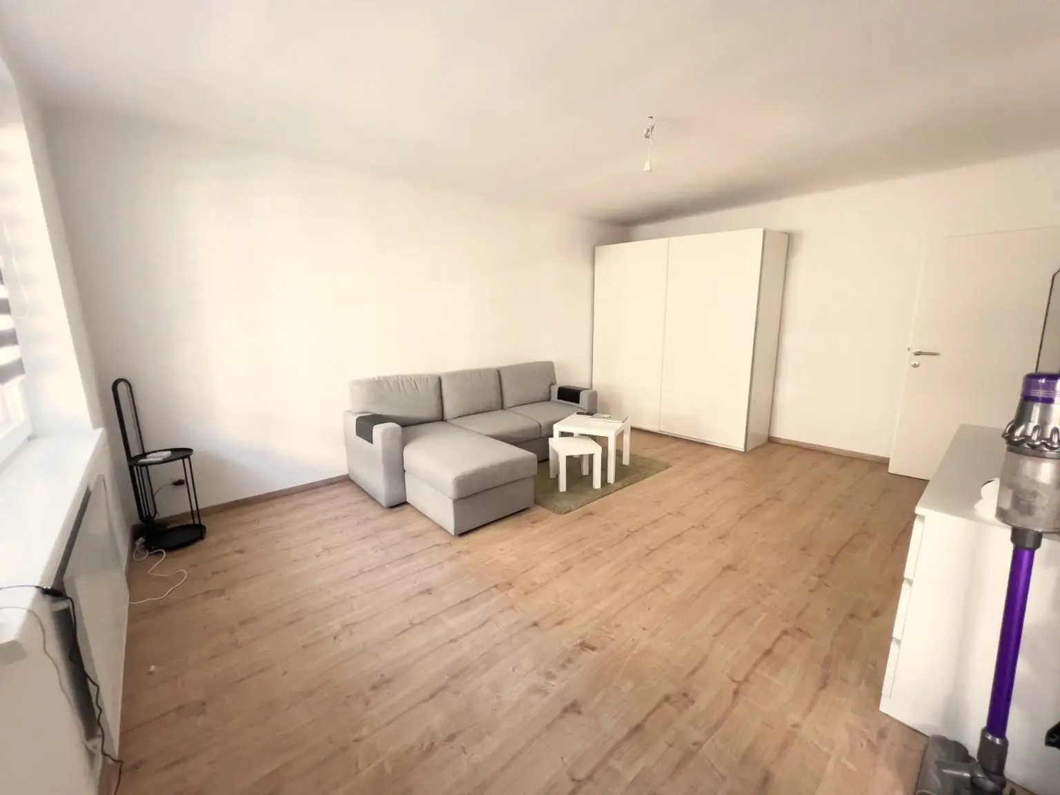 "Neu renovierte 1-Zimmer-Wohnung mitten im 12ten!"