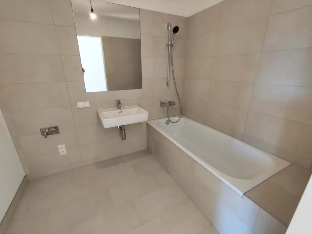 NEUBAU ERSTBEZUG! 2-Zimmer-Apartment mit Balkon im 4. OG in 1210 Wien! Top 2/39