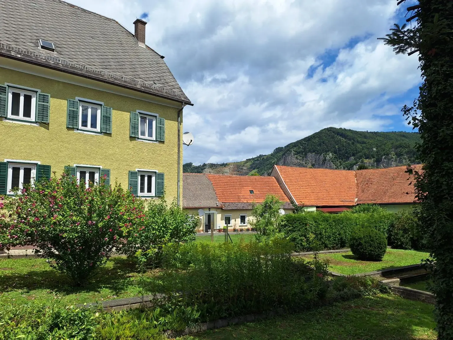 Altehrwürdiges Zinshaus mit Nebengebäuden - Deutschfeistritz