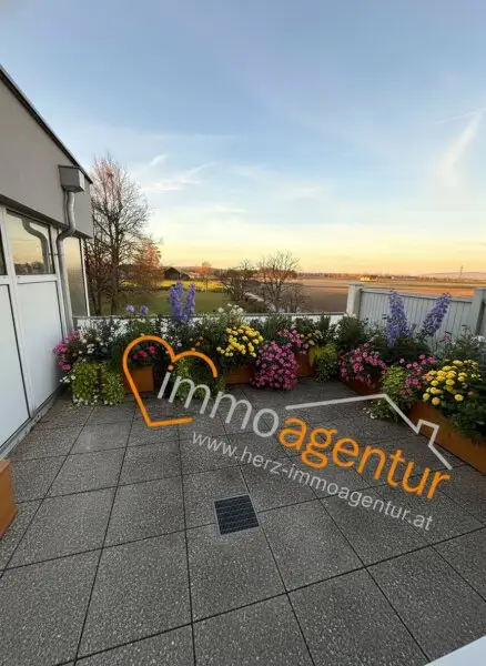 Blick von der Terrasse: „Eines von zwei Outdoor-Highlights: 22 m² Platz für Ihre Lounge-Ecke.“