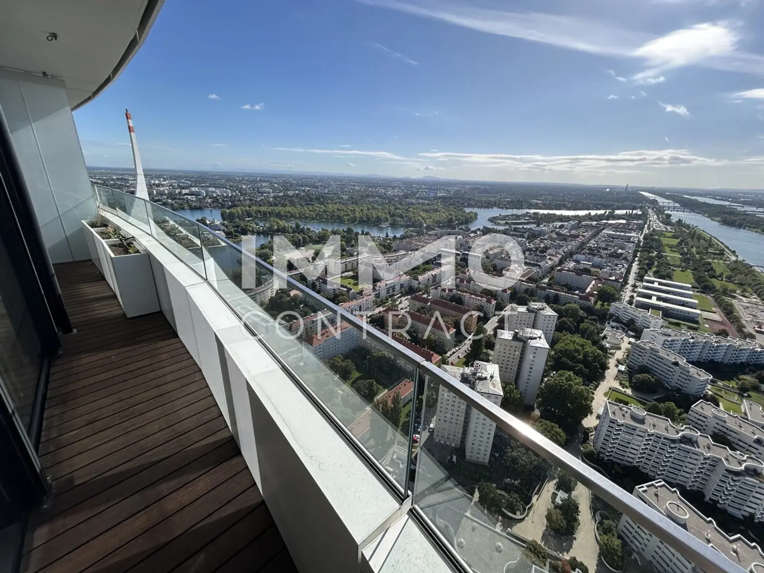 Möbliertes Apartment im 42. Stock mit Weitblick auf die Donau! Pool, Spa und Fitness inklusive!