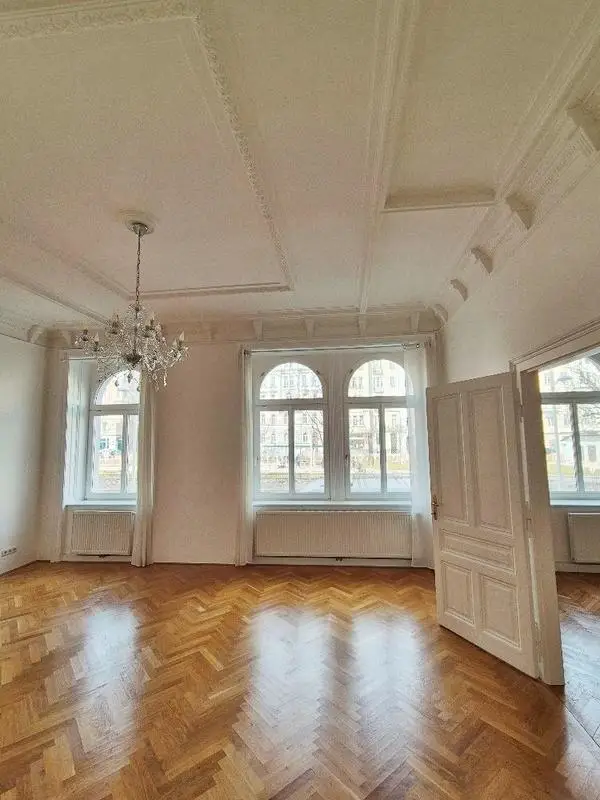 Zimmer mit Stuckdecke