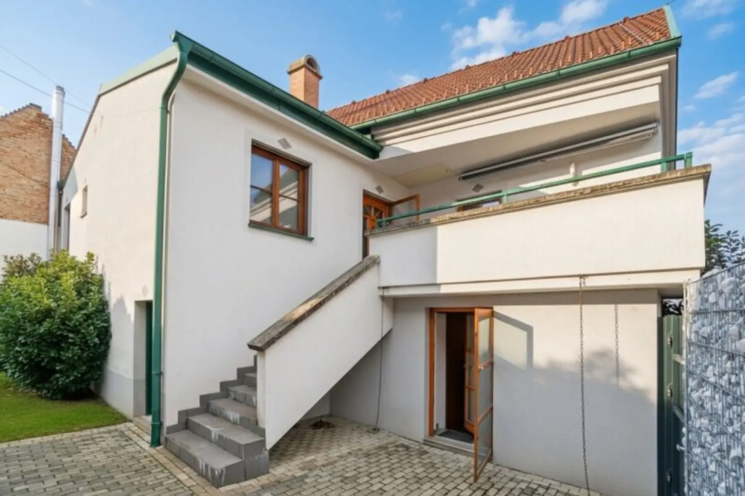 Hausansicht SW mit Eingang separate Wohneinheit (WE) und Stiegenaufgang zum Wohnbereich