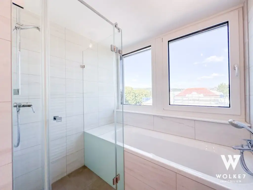 Exklusive 3-Zimmer-Dachgeschoss-Maisonette mit der Terrasse und Tiefgaragenplatz