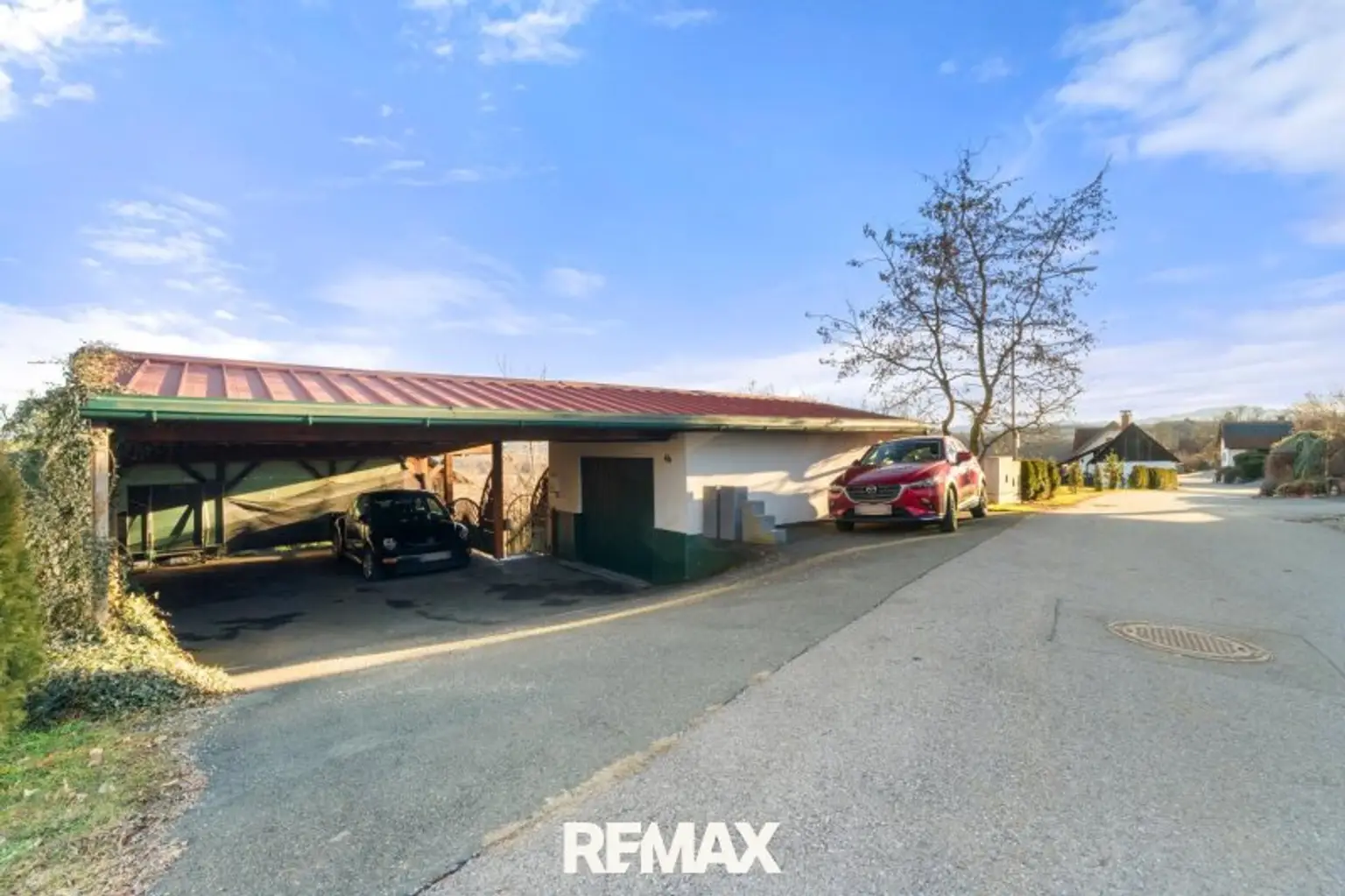 Einfahrt Carport & Garage