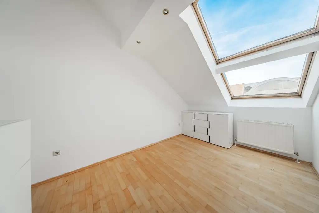 Sanierungsbedürftige 2,5-Zimmer-Dachgeschoßwohnung mit Potenzial!