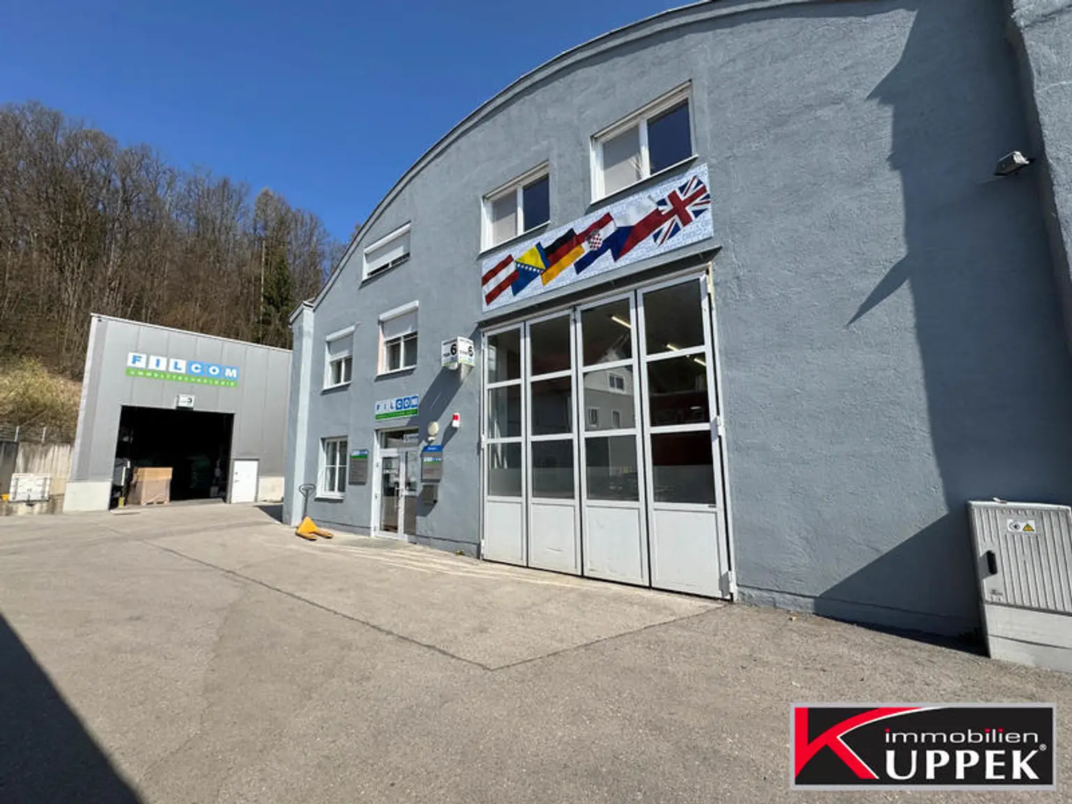 Bürogebäude und Halle im Hintergrund
