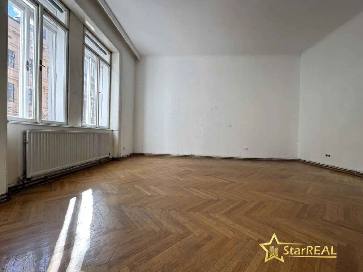 ROHDIAMANT IN TOPLAGE! U6 DIREKT. SANIERUNGSBEDÜRFTIGE 3,5 ZIMMER. FISCHGRÄTPARKETT.