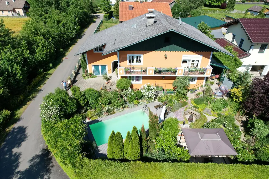 Charmantes Zweifamilienhaus mit idyllischem Naturpool