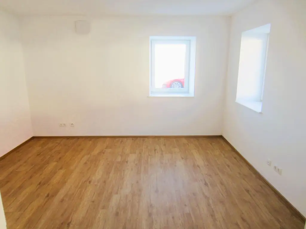 Attraktive 4-Zi.-Terrassenwohnung im 3-Parteienhaus