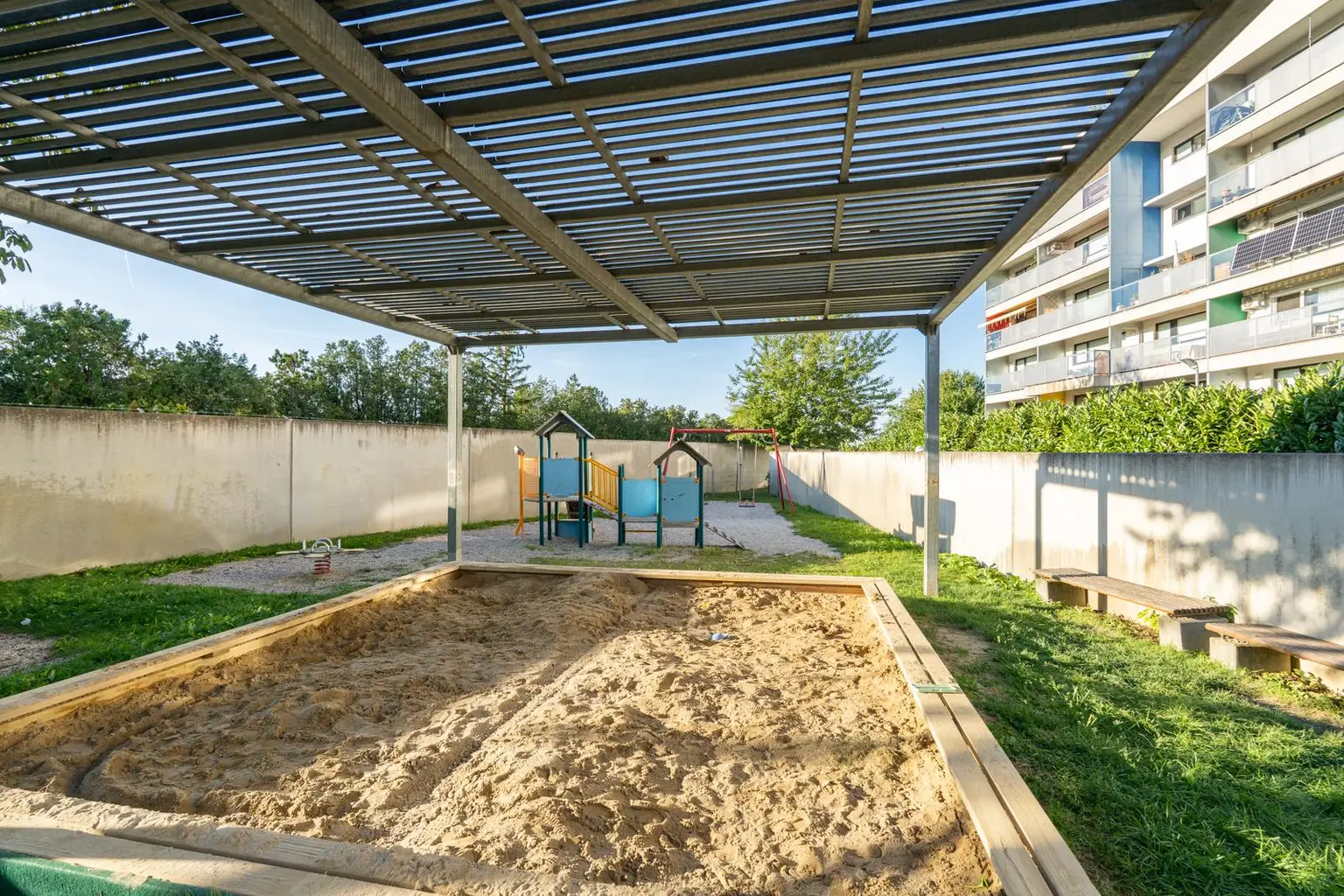 "Helle und voll möblierte Wohnung"