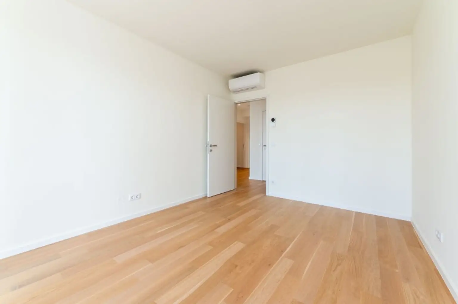 Ab Oktober! Erstbezug! Klimatisierte 2-Zimmer-Balkonwohnung inkl. Stellplatz zu vermieten!