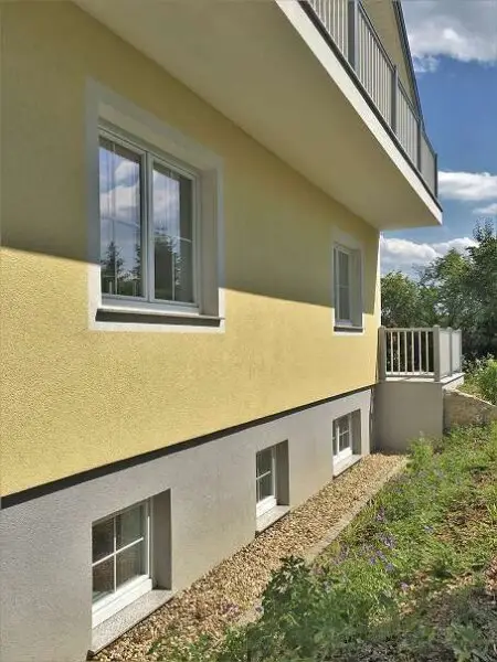 Blick zu den Untergeschoss-Tageslichtfenstern