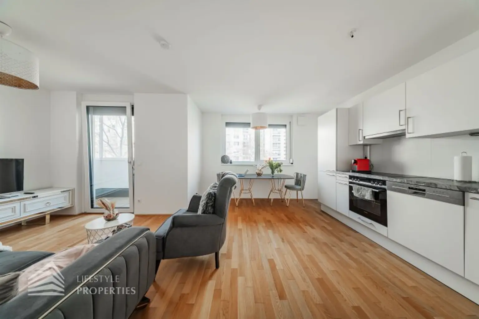 Modernes City-Living bei der UNO-City Exklusive 3-Zimmer-Wohnung mit zwei Loggien