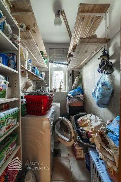 Geräumiges renovierungsbedürftiges Einfamilienhaus mit großen Garten