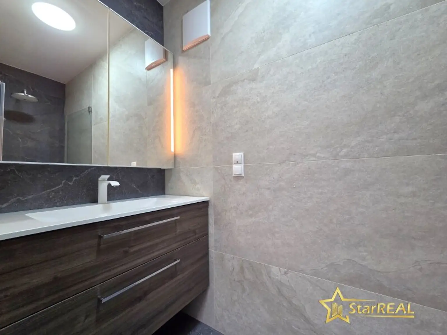 Badezimmer 2 OBERGESCHOSS