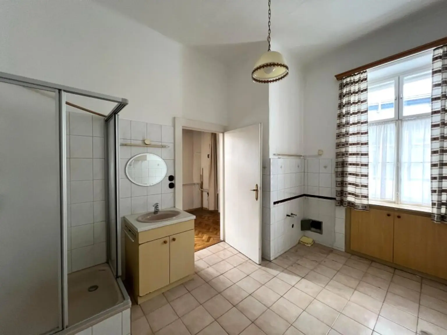 Altbau-Charme! 67 m² Wohnung beim Naschmarkt mit exklusiver Balkon-Möglichkeit in generalsaniertem Haus