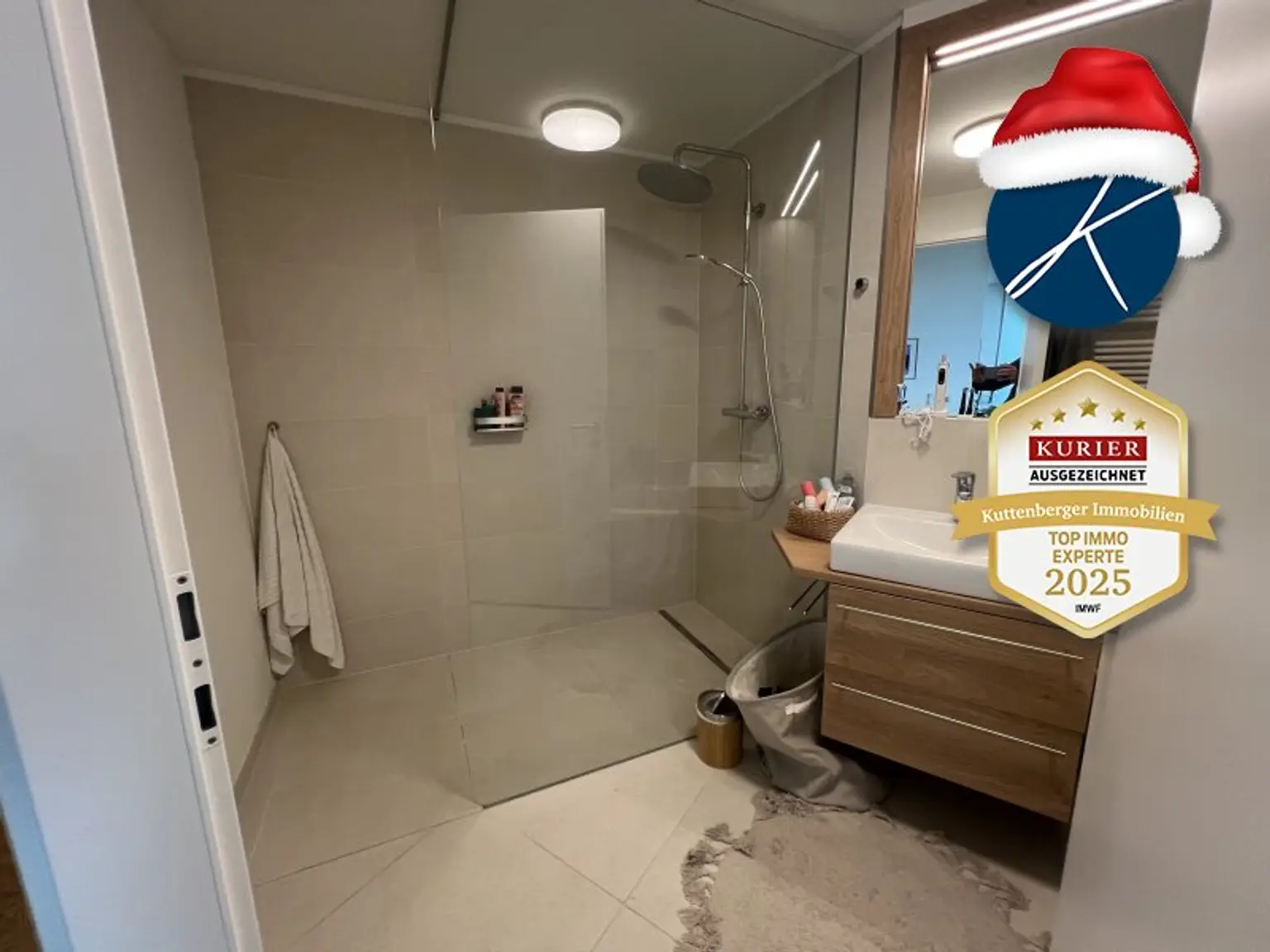 Bad mit Dusche und Wanne