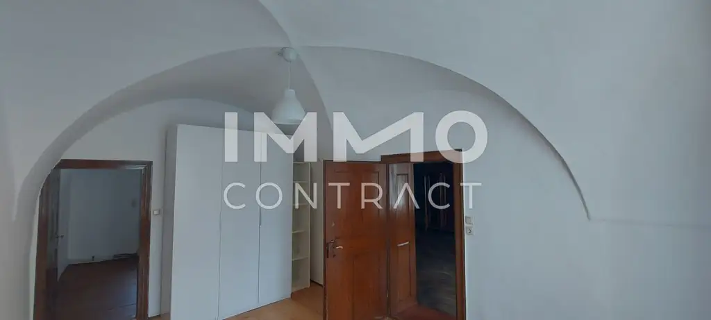 WOHN-UND GESCHÄFTSHAUS AUS DEM 16. JAHRHUNDERT IM HERZEN VON LANGENLOIS 
100 m Kellerröhre, Nebengebäude, Innenhof, Geschäftslokale, usw.