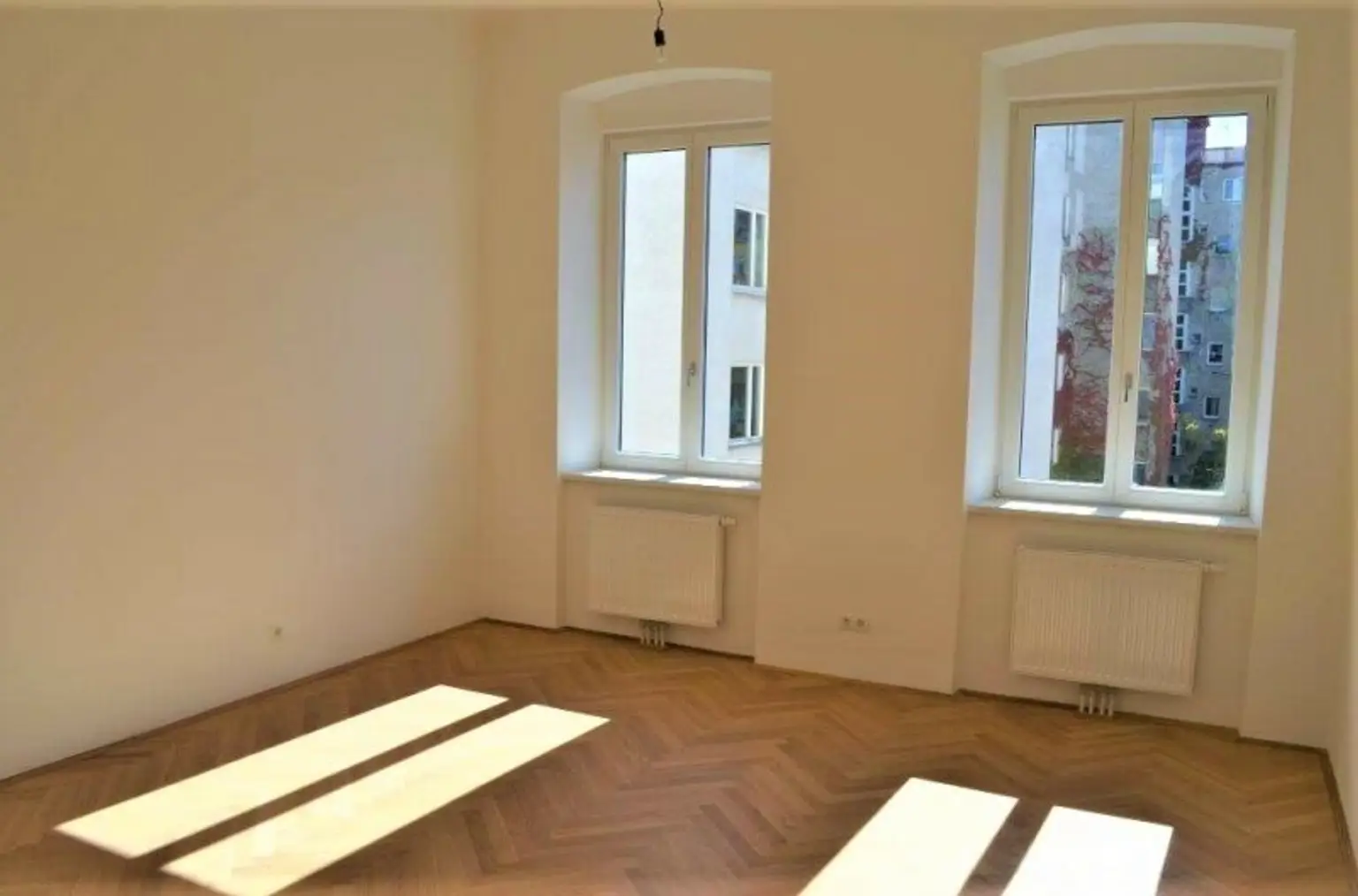 LAZARETTGASSE - NADLERGASSE, AKH-Nähe, sonnige 68 m2 Altbau, 2 Zimmer, Wohnküche, Wannenbad, Parketten, SAT/TV, 3. Liftstock