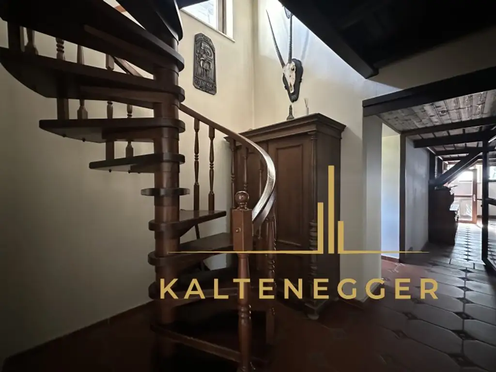 Sonnenbeschienenes Grundstück mit Blick auf die Hohe Wand - ein ländliches Mehrfamilienhaus und ein Einfamilienhaus