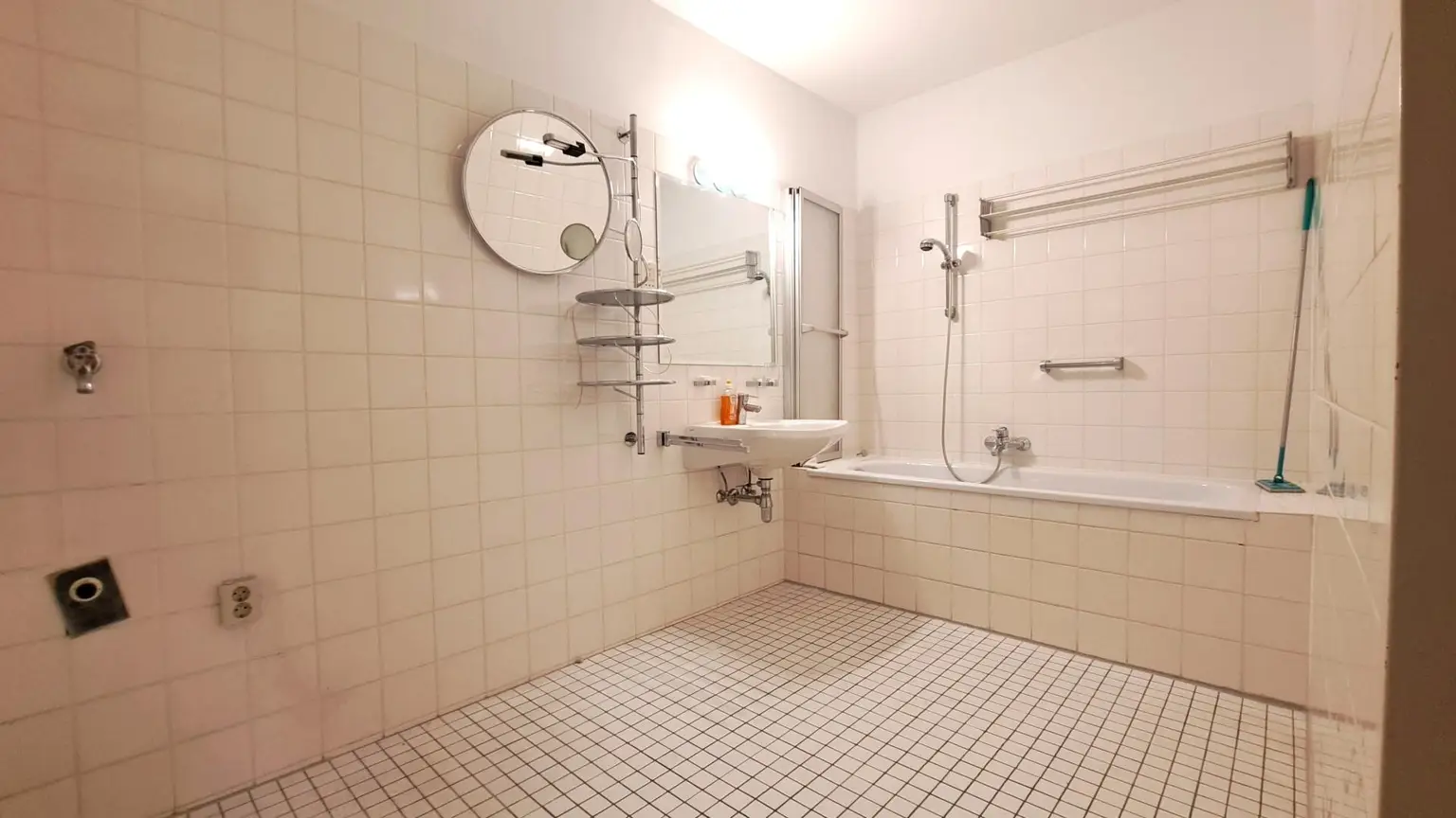 Wohnen mit Wiener Charme – gemütliche 2-Zimmer-Wohnung im Roten Hof, Garagenbox verfügbar