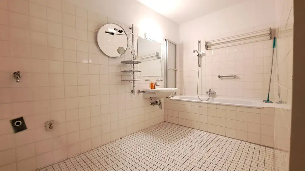 Wohnen mit Wiener Charme – gemütliche 2-Zimmer-Wohnung im Roten Hof, Garagenbox verfügbar