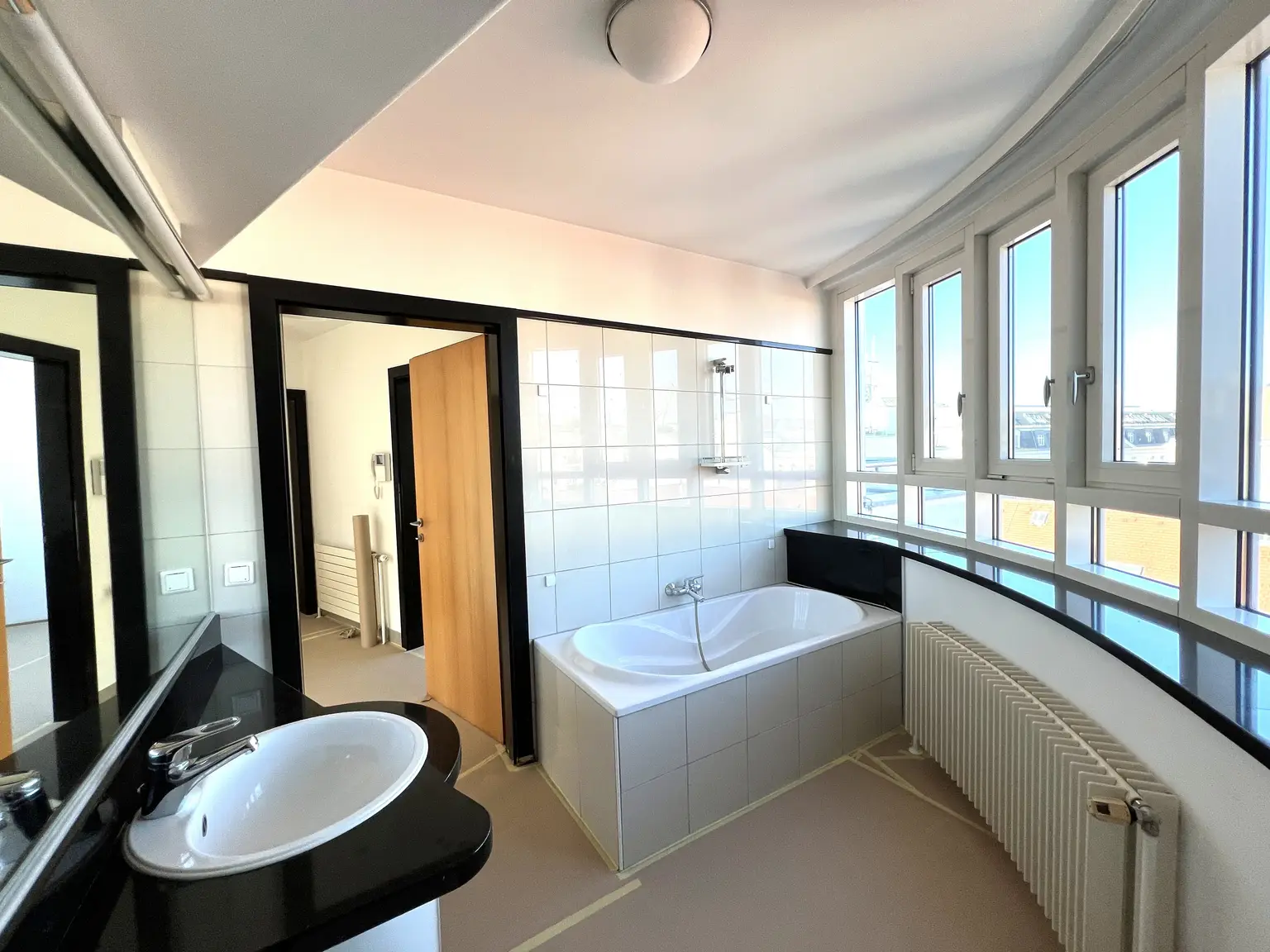 IN VORBEREITUNG: Moderne, klimatisierte 3-Zimmerwohnung mit Terrassen und Wintergarten im Wiener Zentrum