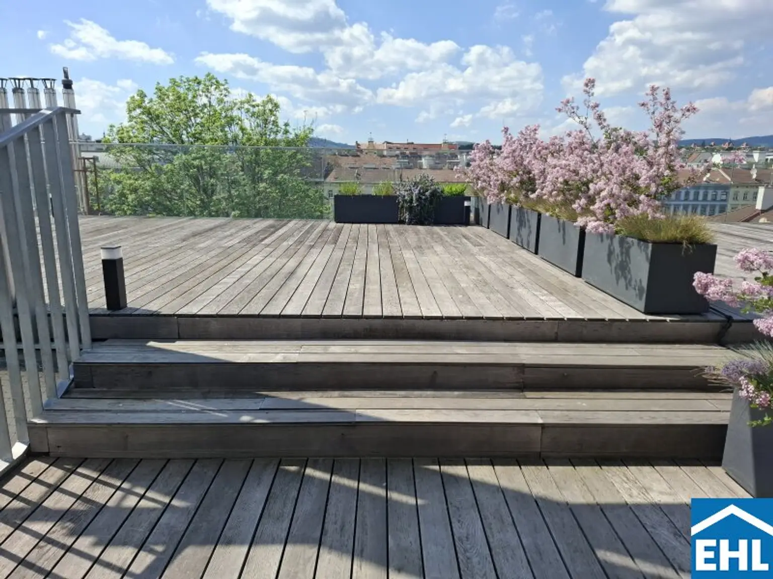 Spektakuläre Dachgeschoßmaisonette mit Terrassentraum und Blick auf die Canisiuskirche