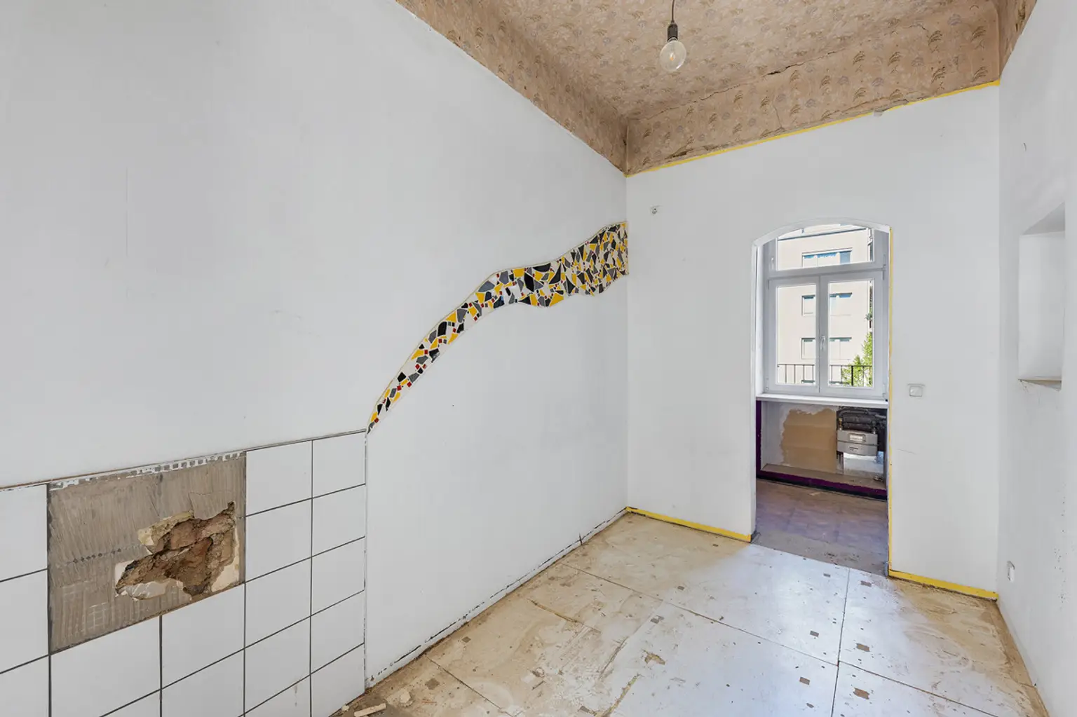 Helle Altbauwohnung inklusive Balkon - sanierungsbedürftig