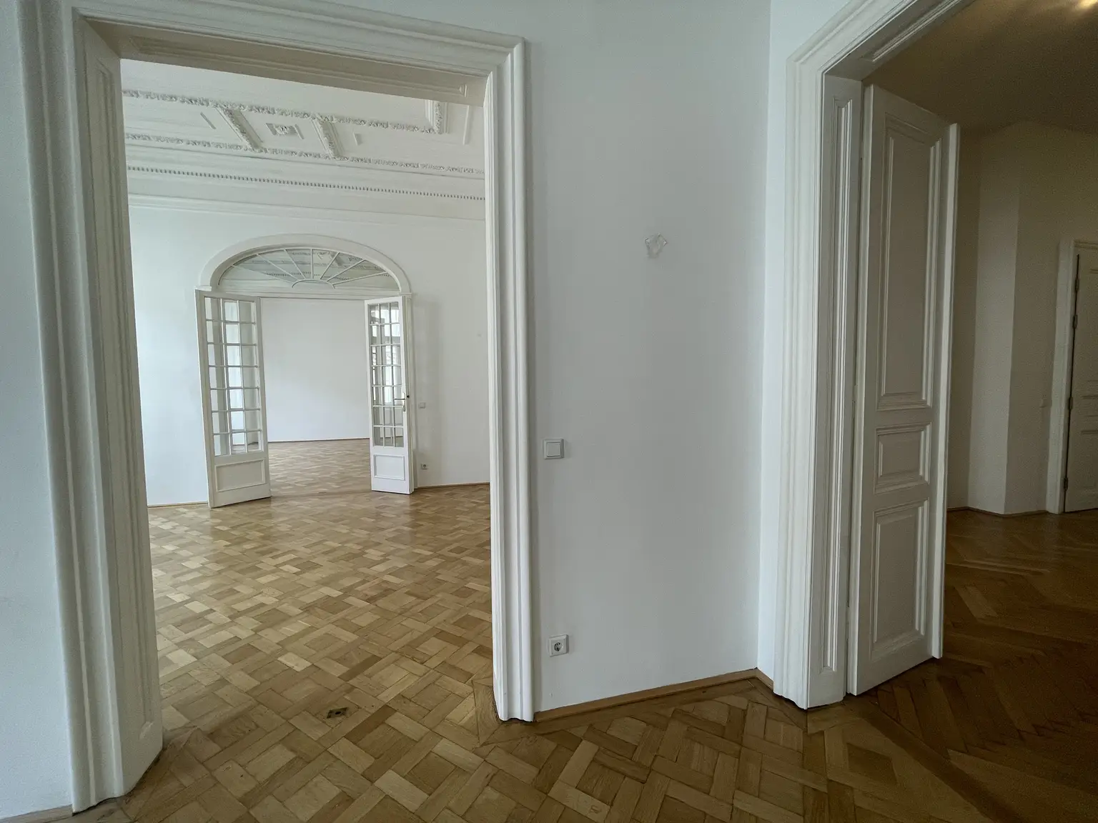 Prunkvolle 6-Zimmer Wohnung im repräsentativen Haus / Impressive 6-room-apartment in a representative building