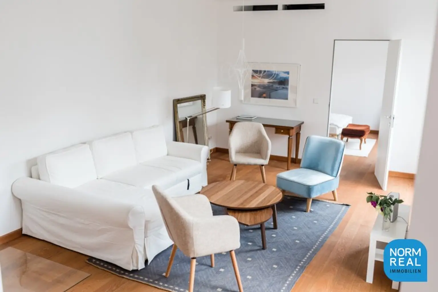 Komplett möblierte Dachgeschosswohnung mit Terrasse