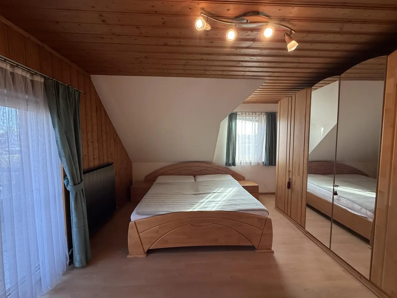 Renovierungsbedürftiges Einfamilienhaus mit idyllischem Garten in Sackgasse