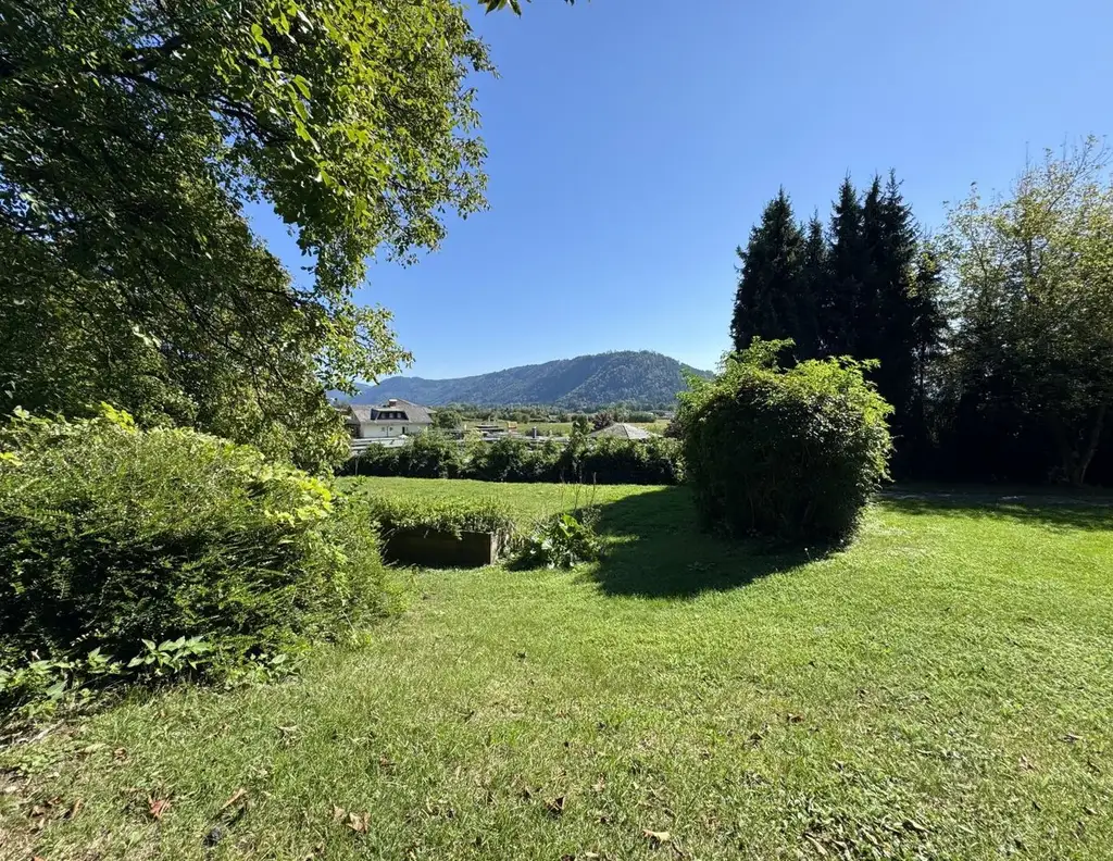 Wunderschönes Grundstück in Treffen am Ossiacher See mit Blick auf die Burg Landskron & den Mittagskogel zu kaufen!