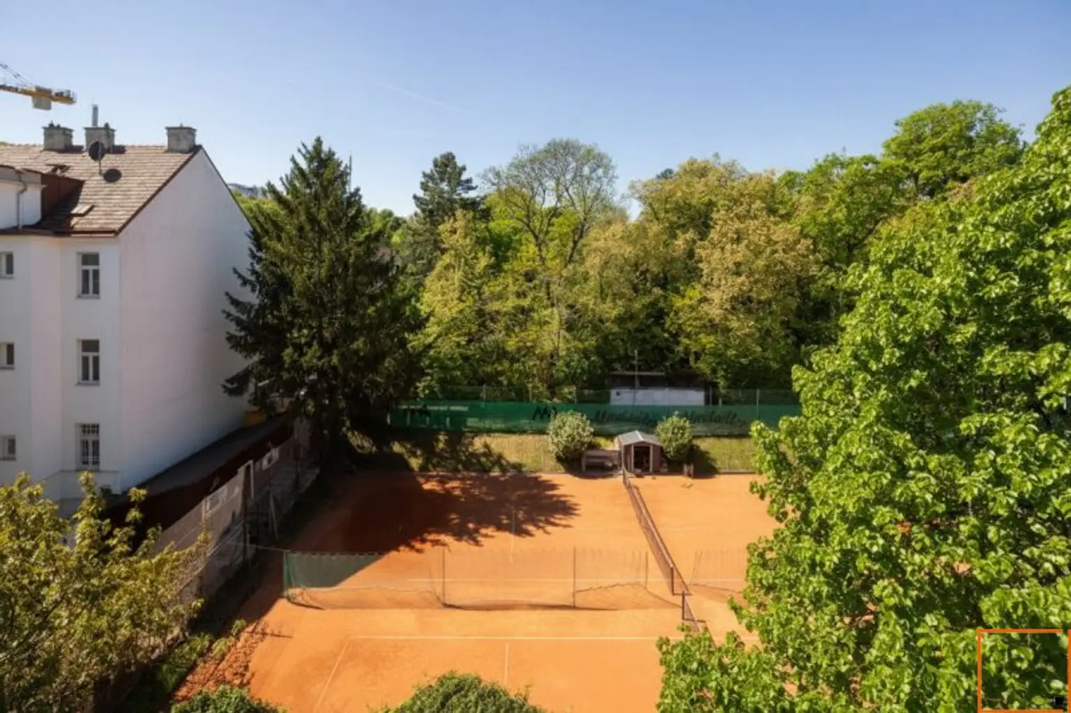 Familiendomizil: Penthouse mit Ateliercharakter, großen Terrassen und Grünblick