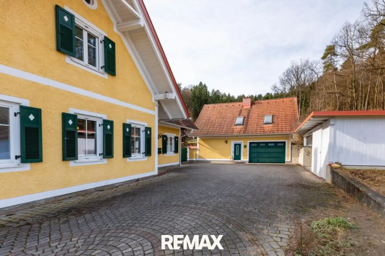 Hof mit Nebengebäude, Garage, Appartement