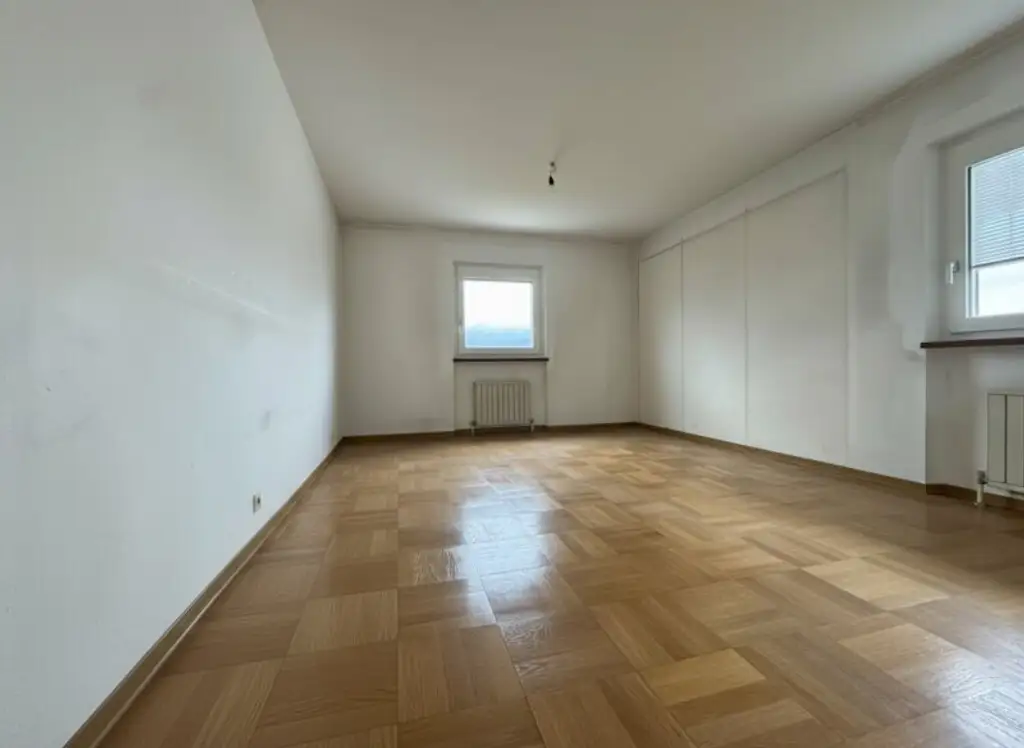 *geräumige 3 Zimmer Wohnung mit extra Küche, Balkon und Garage! Super schöne Aussicht inkludiert!