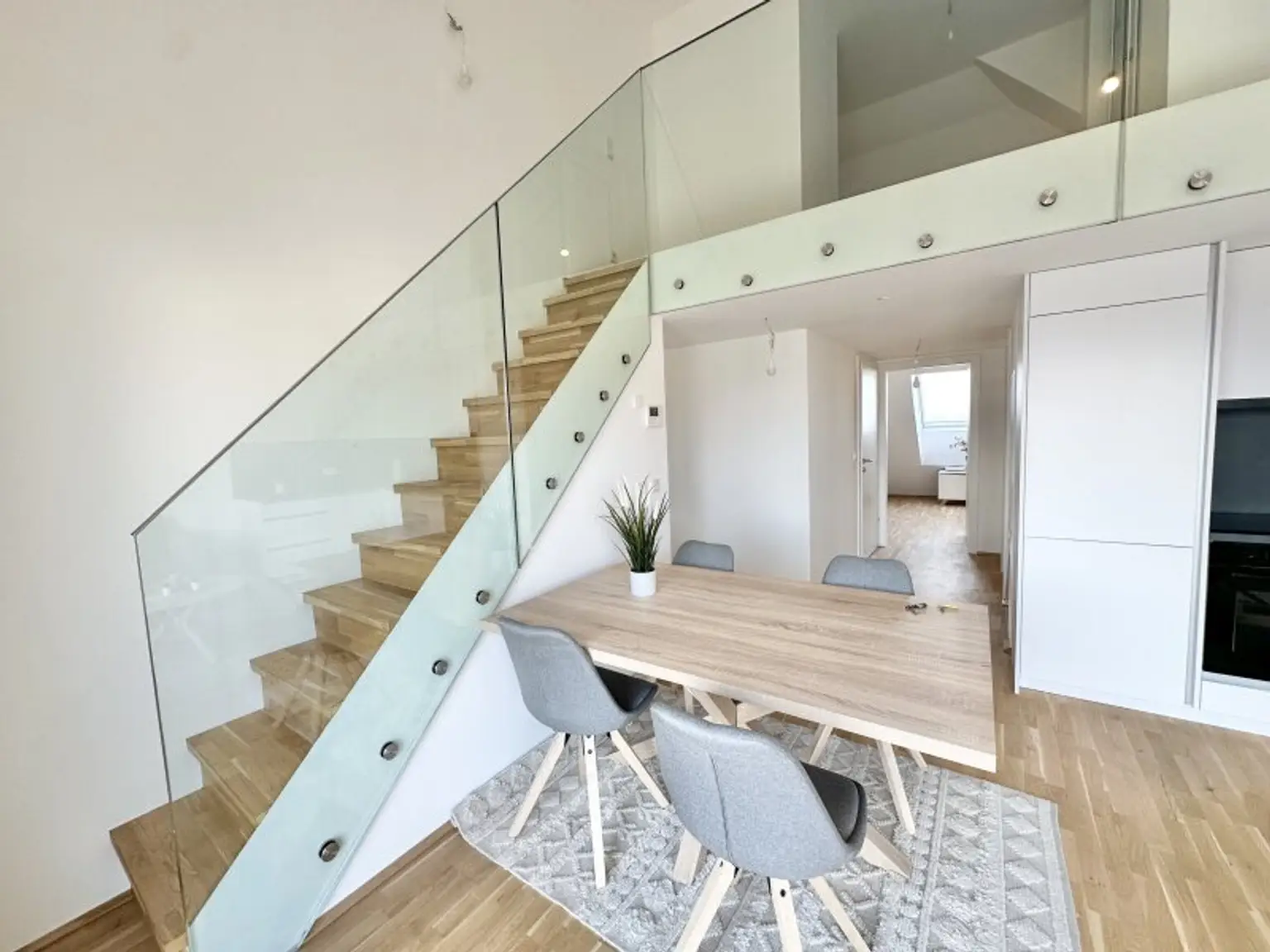 Hier müssen Sie schnell sein - AB SOFORT BEZIEHBAR!! Tolle 3 Zimmerdachgeschosswohnung + zwei Terrassen! Absolute Toplage! U1 Kagranerplatz!!