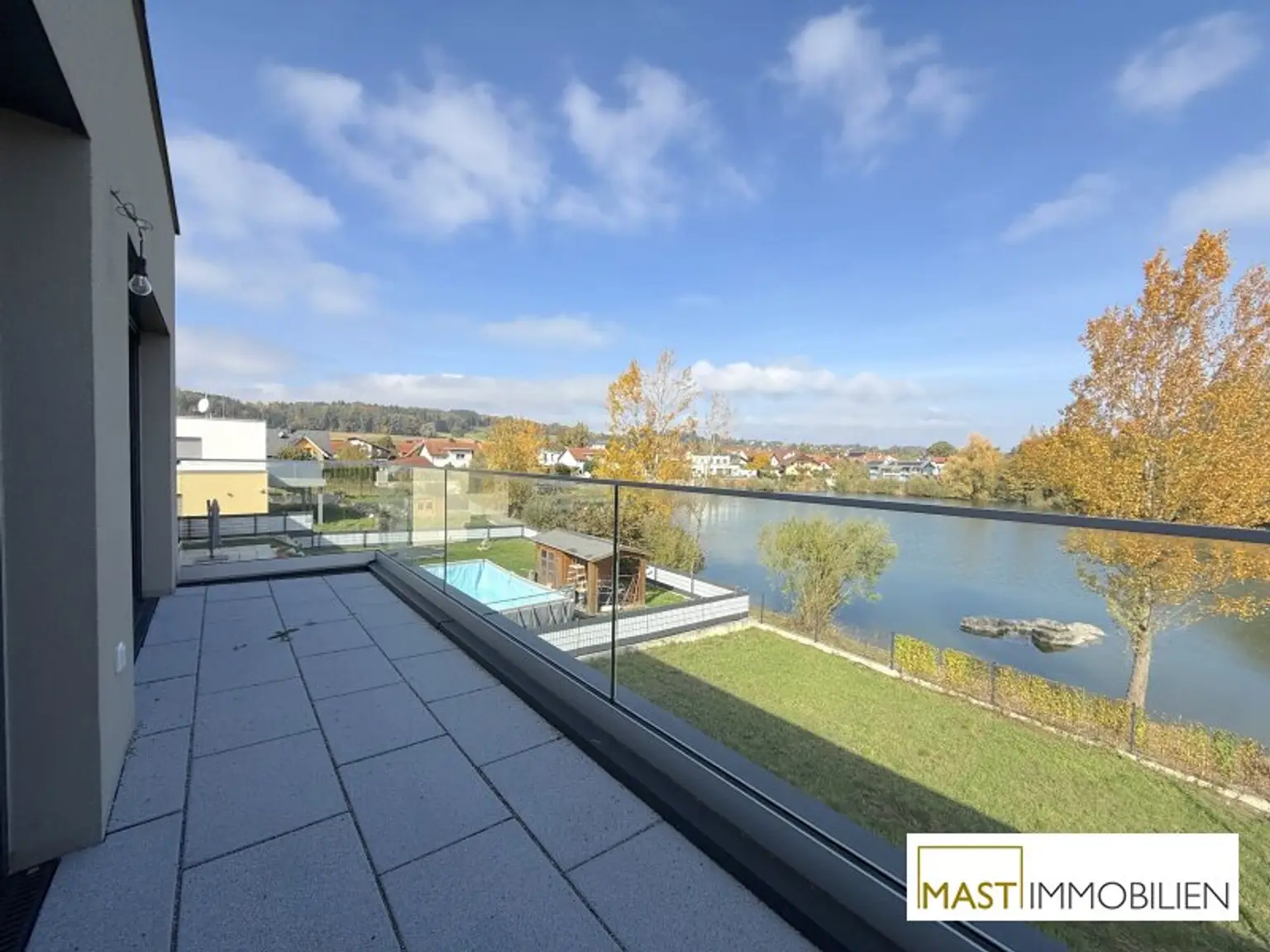 BEZUGSFERTIG! Doppelhaushälfte in erster Linie zum Teich in Bodensdorf!