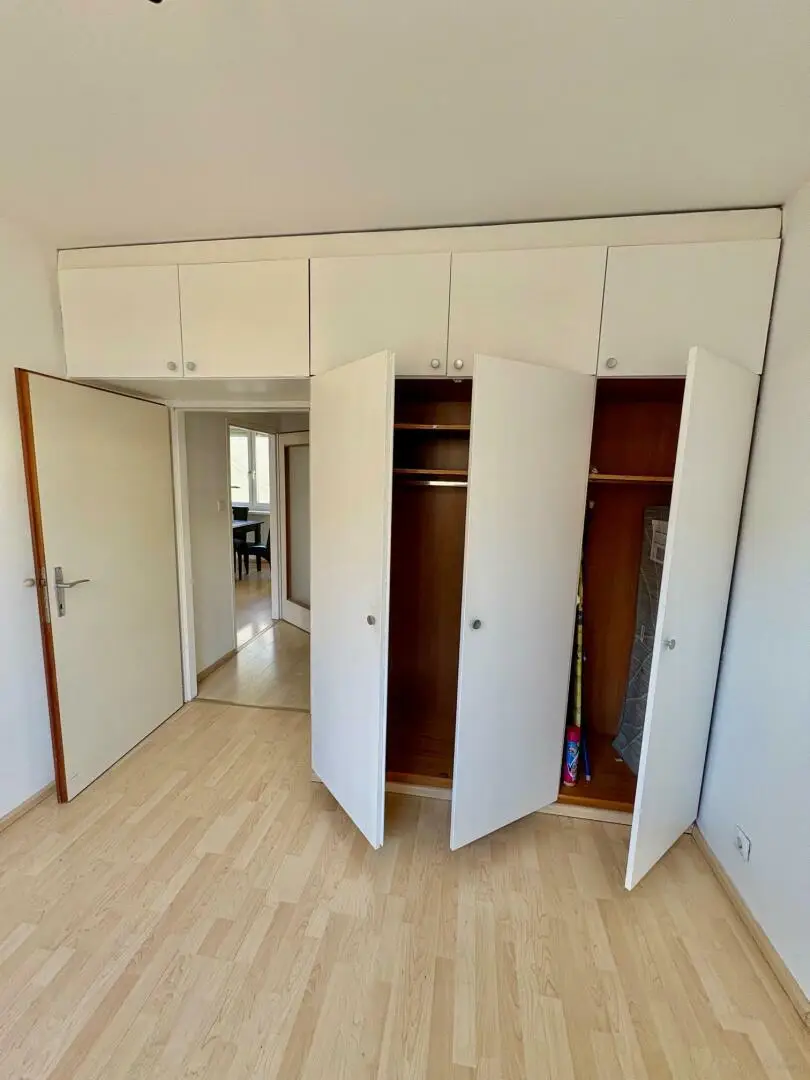 inkl. geräumigen Einbauschrank