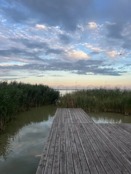 Neu adaptierte Spitzhütte in Toplage am offenen See