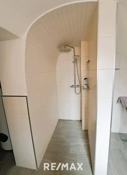 Regendusche im EG-Badezimmer