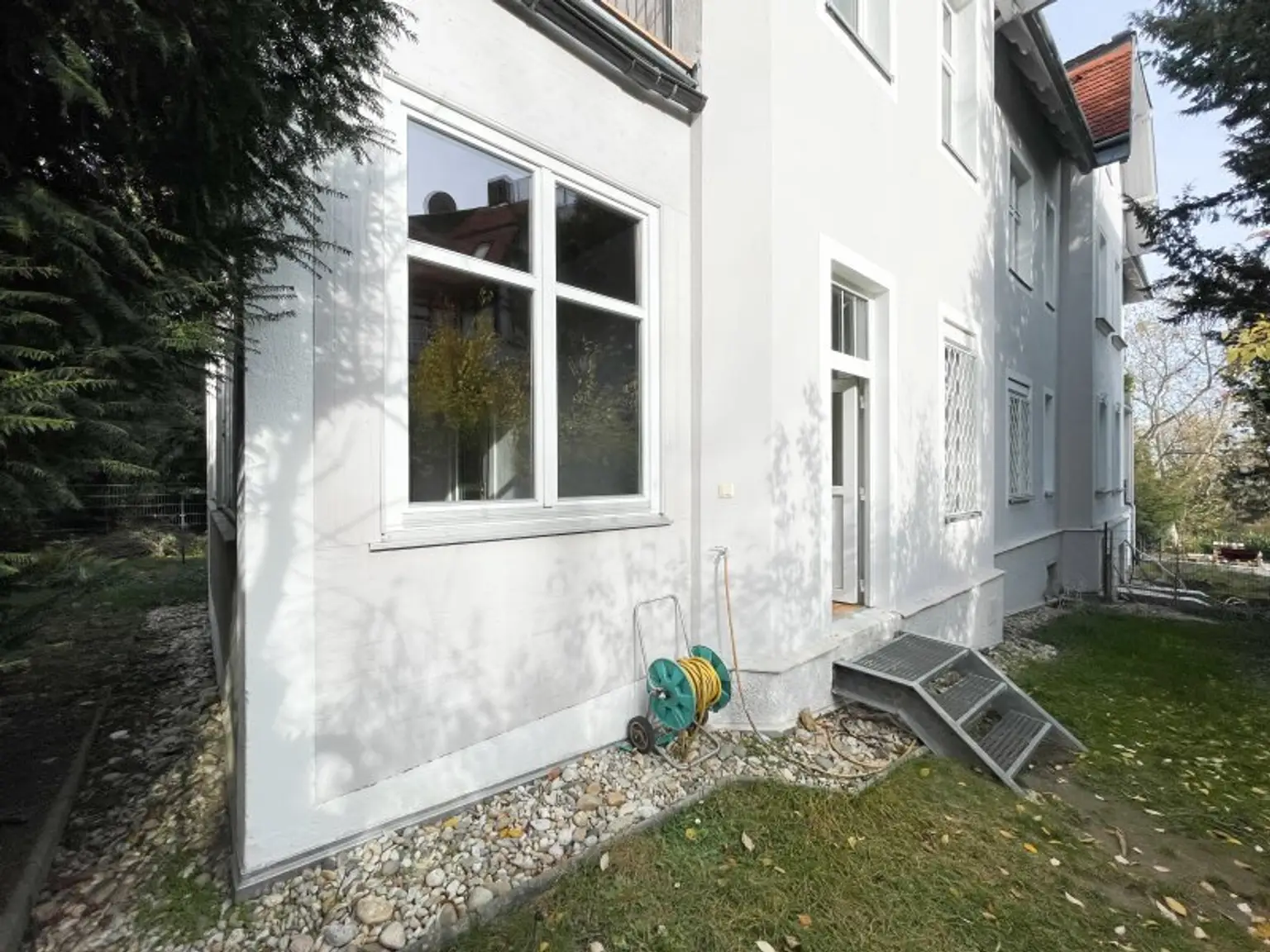 NÄHE LAINZER TIERGARTEN: Charmante 3-Zimmer-Gartenwohnung mit 218m² privater Grünfläche