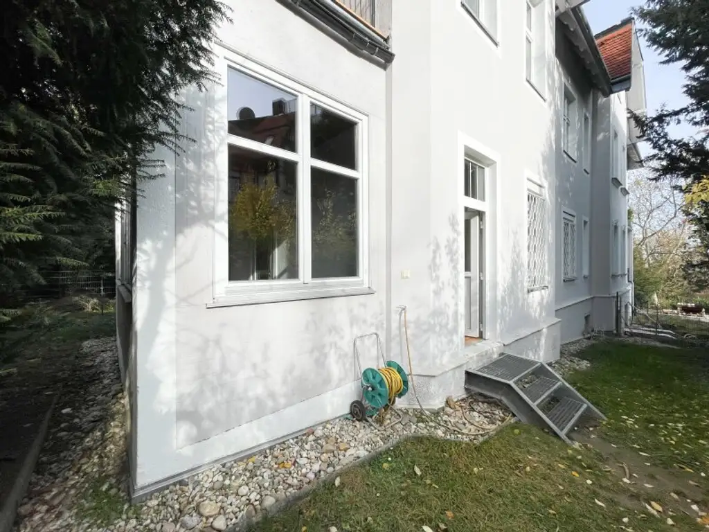 NÄHE LAINZER TIERGARTEN: Charmante 3-Zimmer-Gartenwohnung mit 218m² privater Grünfläche