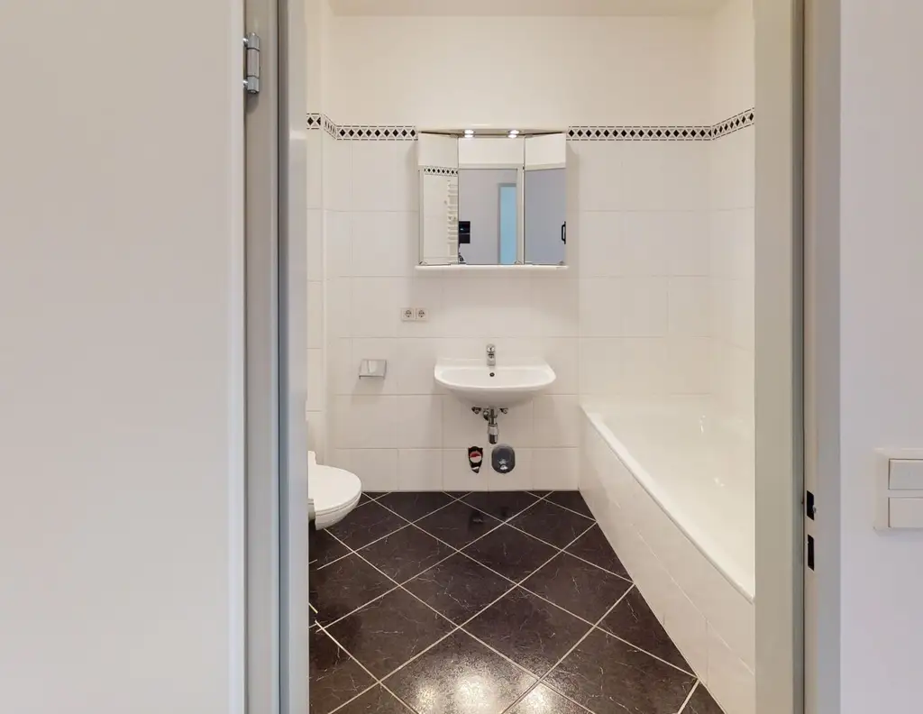 orea | Langfristig vermietete Anlagewohnung im 14. Bezirk - 2 Zimmer mit Balkon nahe Linzer Straße!