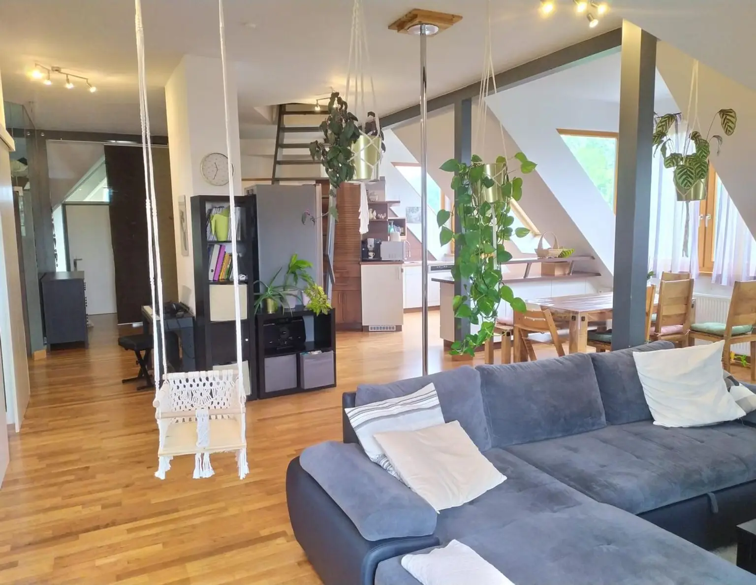 MIETE! Moderne Dachgeschosswohnung in Aussichtslage!
