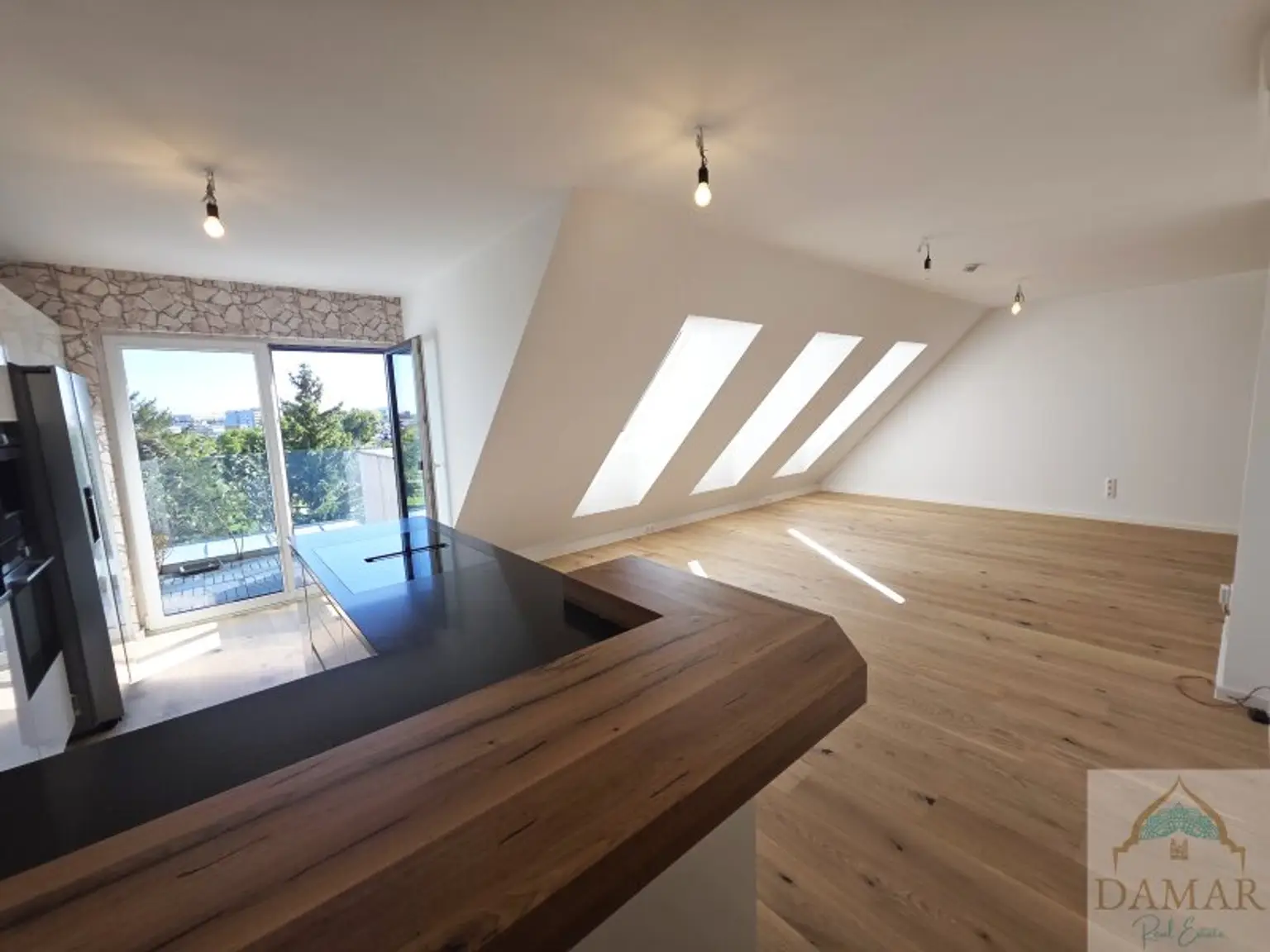 Den Arbeitsalltag im eigenen Whirlpool auf der riesigen Dachterrasse vergessen und die Seele baumeln lassen!