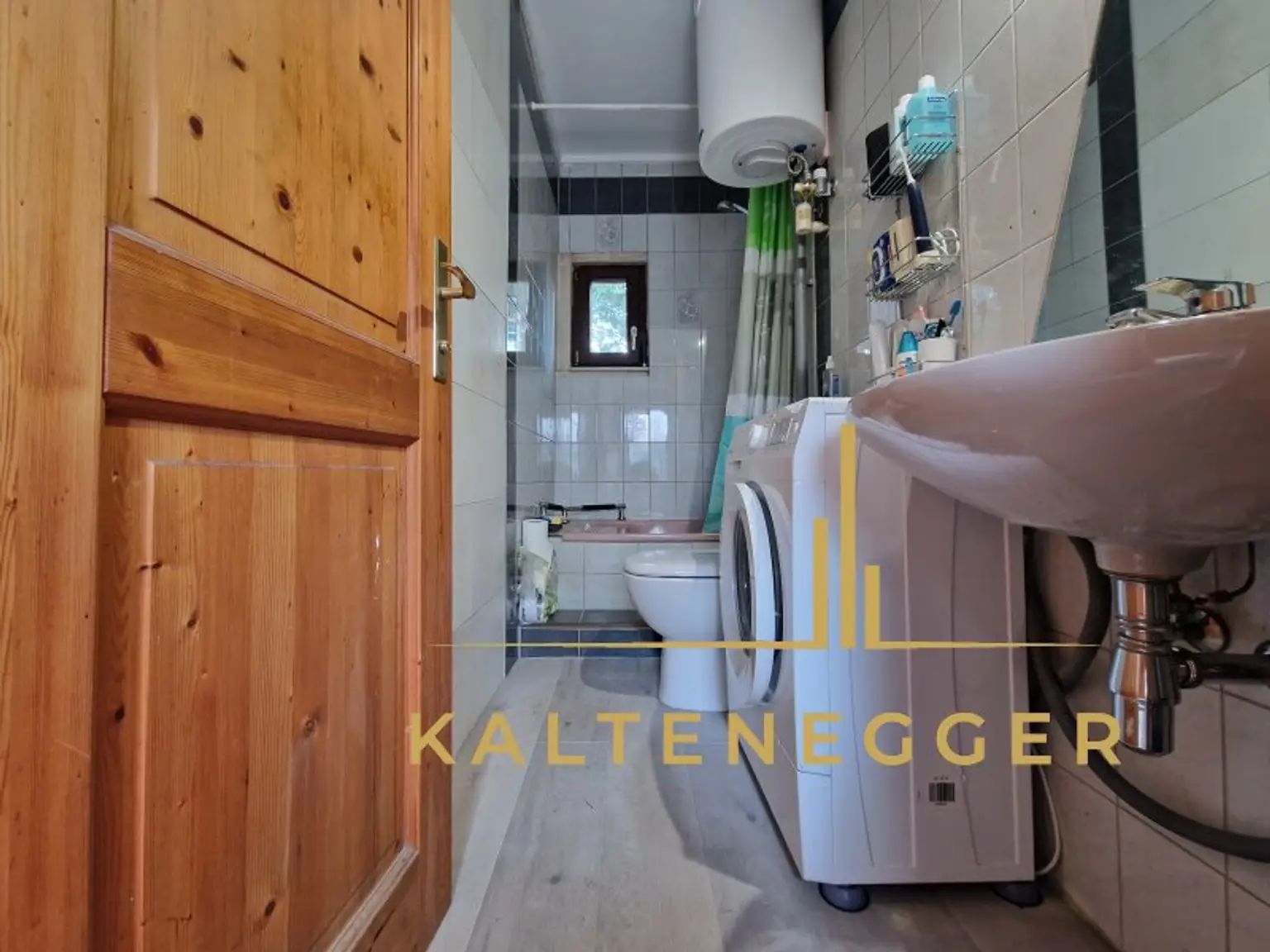 Badezimmer mit Dusche + WC