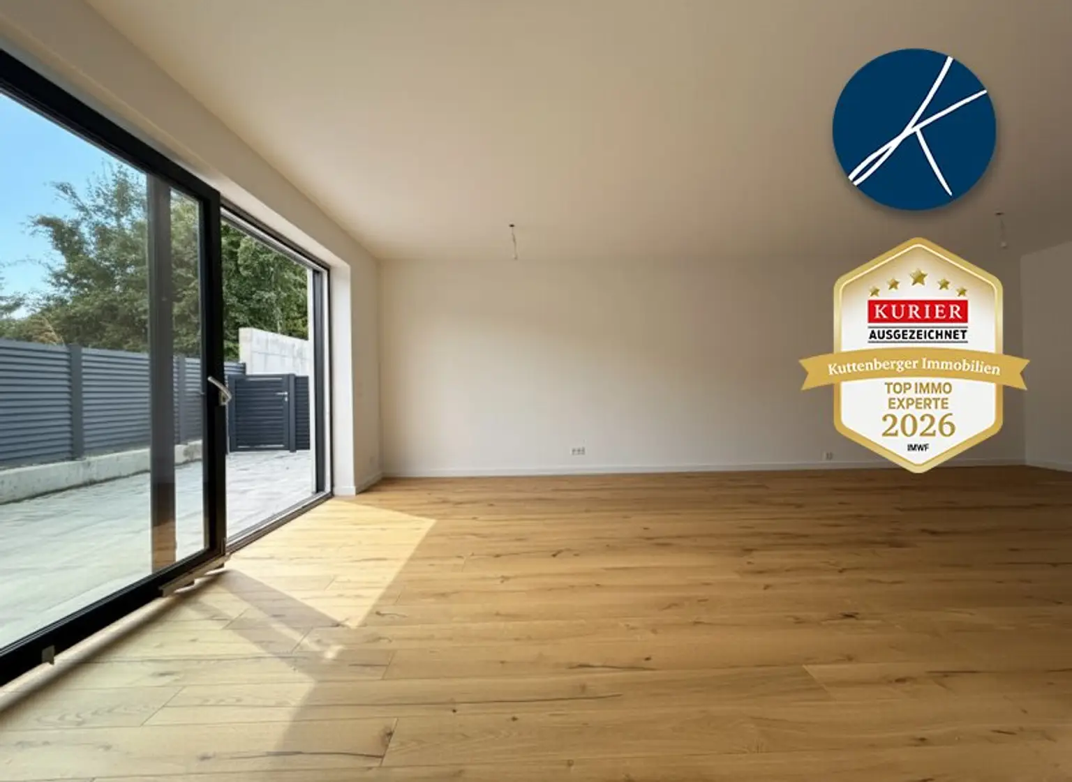 Heller Wohnbereich mit großzügiger Terrasse