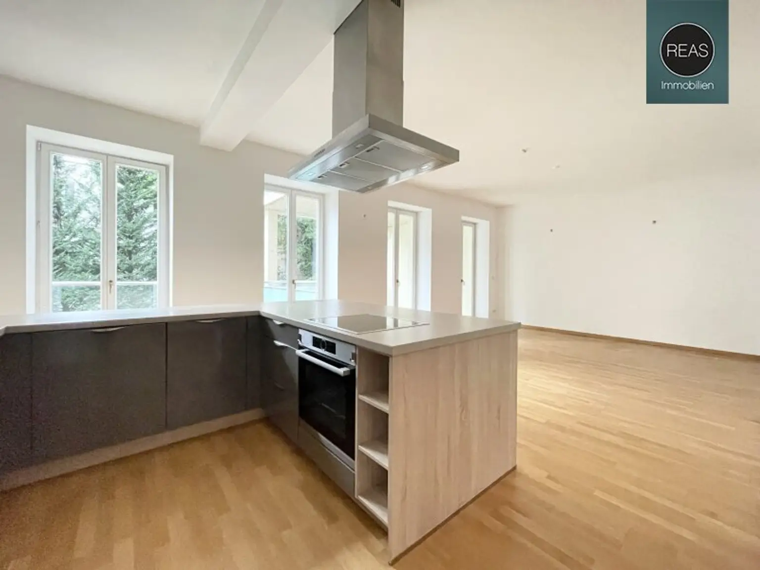 Provisionsfrei: Wunderschönes Apartment mit ruhiger Balkon-Terrasse bei der Orangerie Schönbrunn!